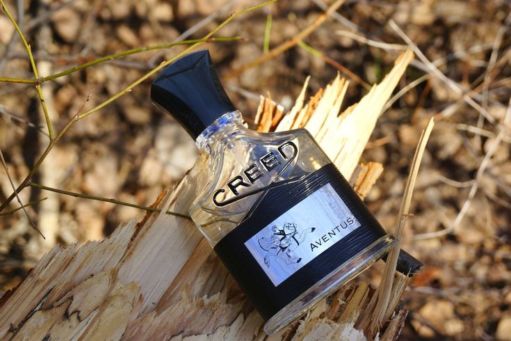 این عطر لوکس مناسب استفاده در مهمانیها، جلسات رسمی و حتی روزمرههای خاص است.